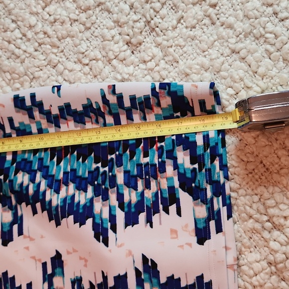 Blue on white geometric design scuba skirt. - Picture 6 of 6